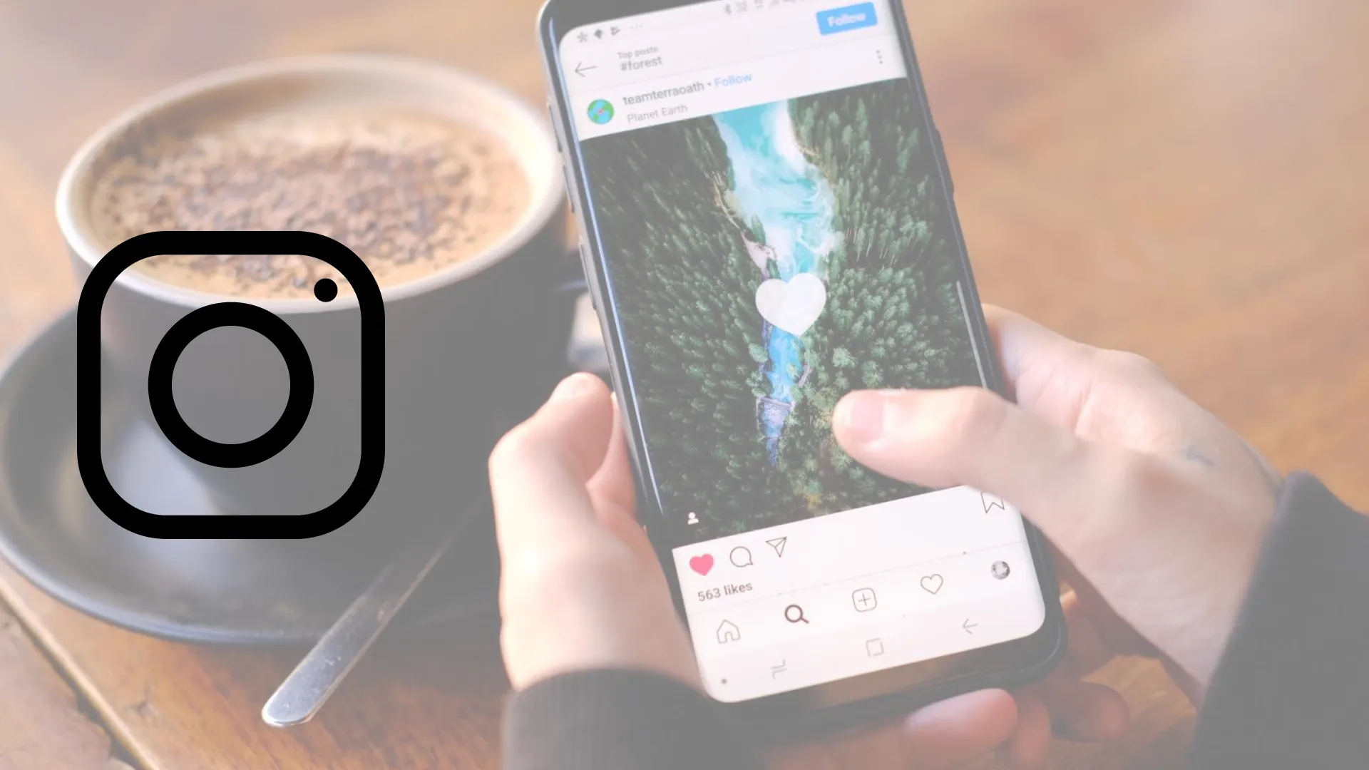 Persona utilizando aplicacion de Instagram en smartphone en un escritorio de madera con un café