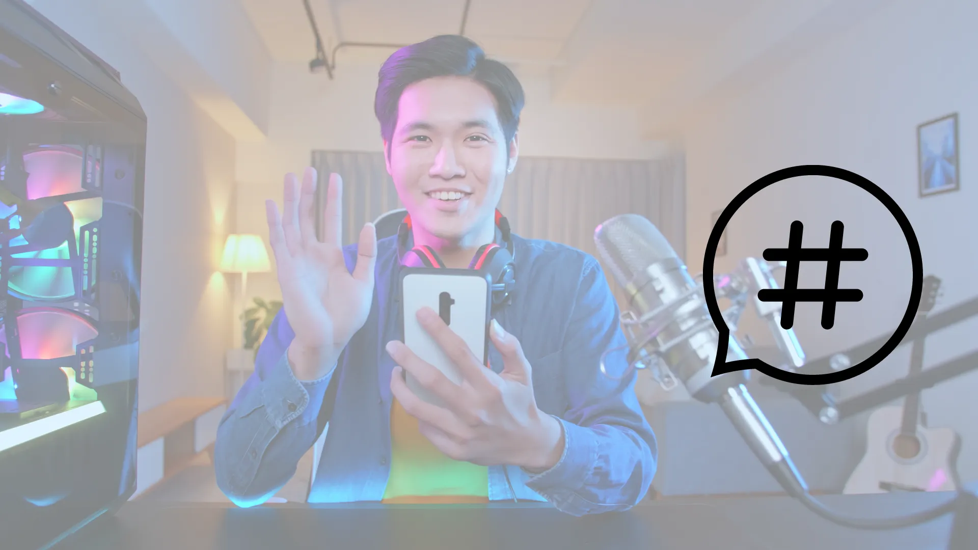 Joven asiatico grabando un 'live' con un smartphone en un cuarto gamer
