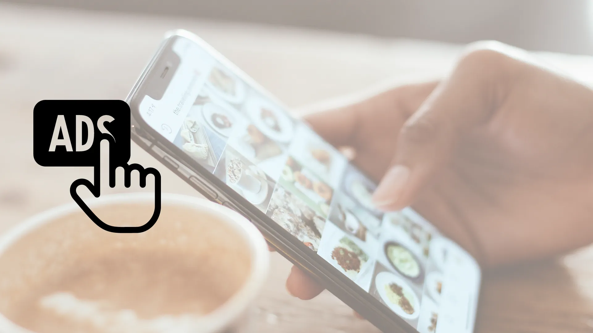 Close up a smartphone utilizando instagram en una mesa con un café