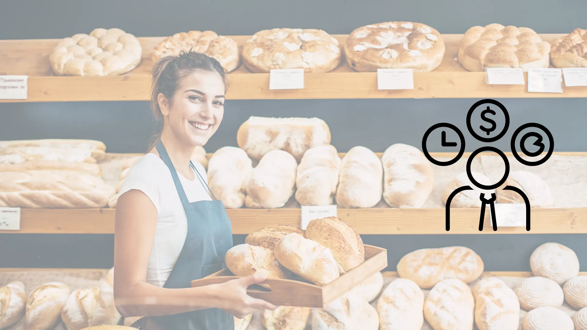 Mujer emprendedora sonriente cargando bandeja de pan en panaderia