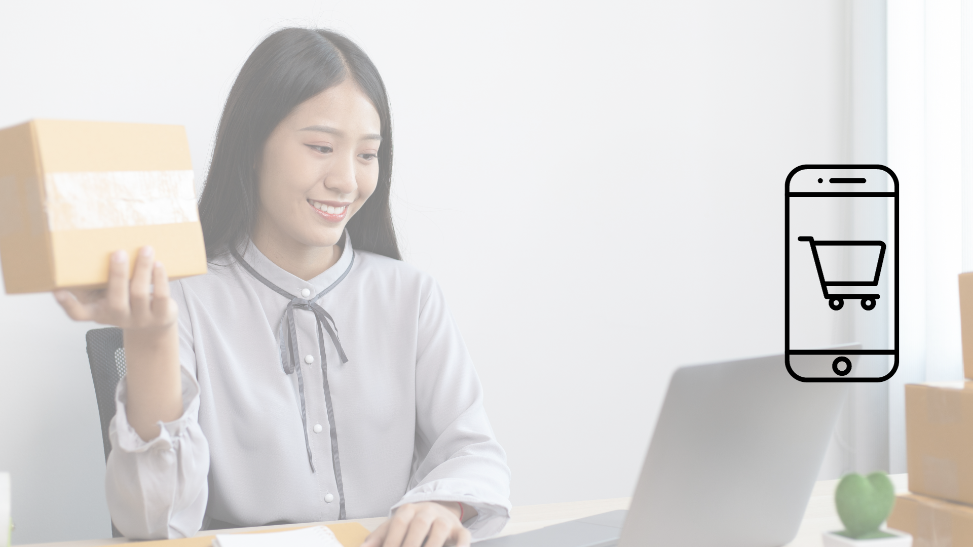 Mujer emprendedora mirando hacia su laptop sonriente con un envio de producto en la mano
