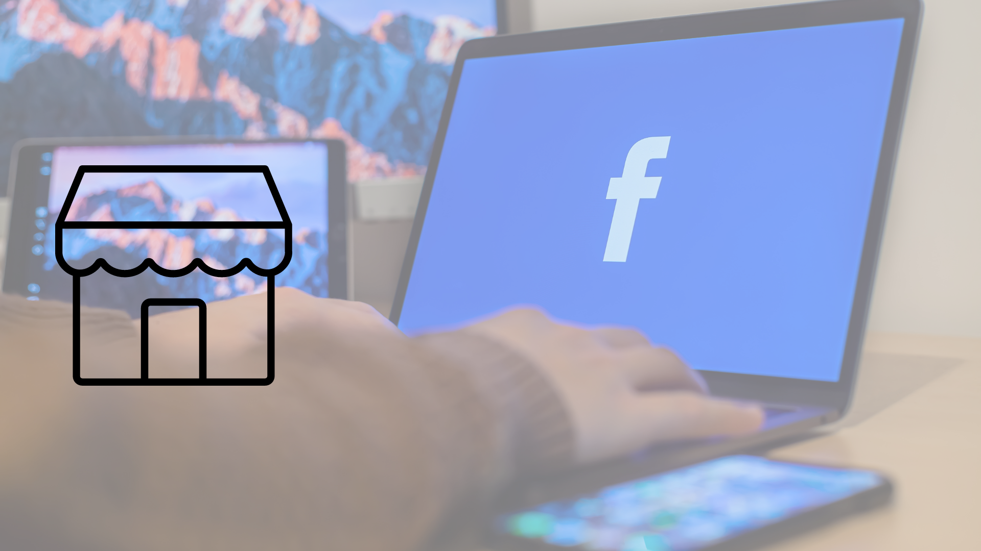 Hombre frente a laptop con logo de facebook en la pantalla