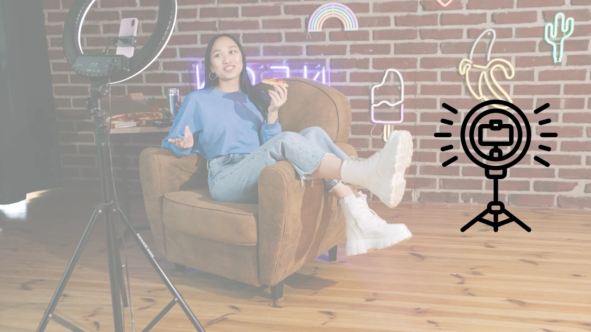 Mujer joven asiatica recostada en un sofá grabando contenido en una cuarto geek 